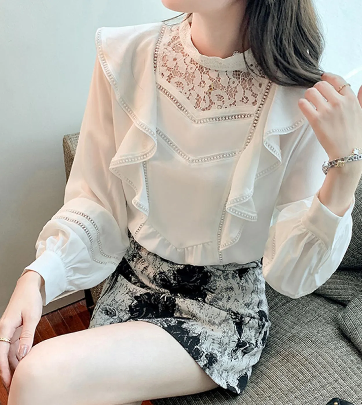 Fashionable Women's White Lantern Sleeve Korean Collared Chiffon Lace Blouse with Ruffle Autumn