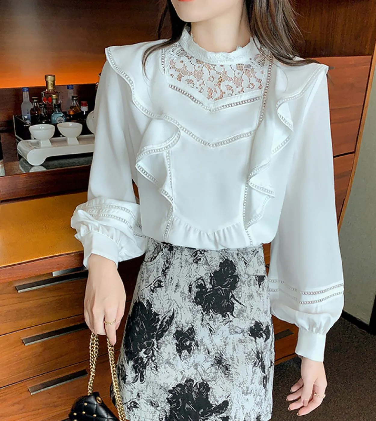 Fashionable Women's White Lantern Sleeve Korean Collared Chiffon Lace Blouse with Ruffle Autumn