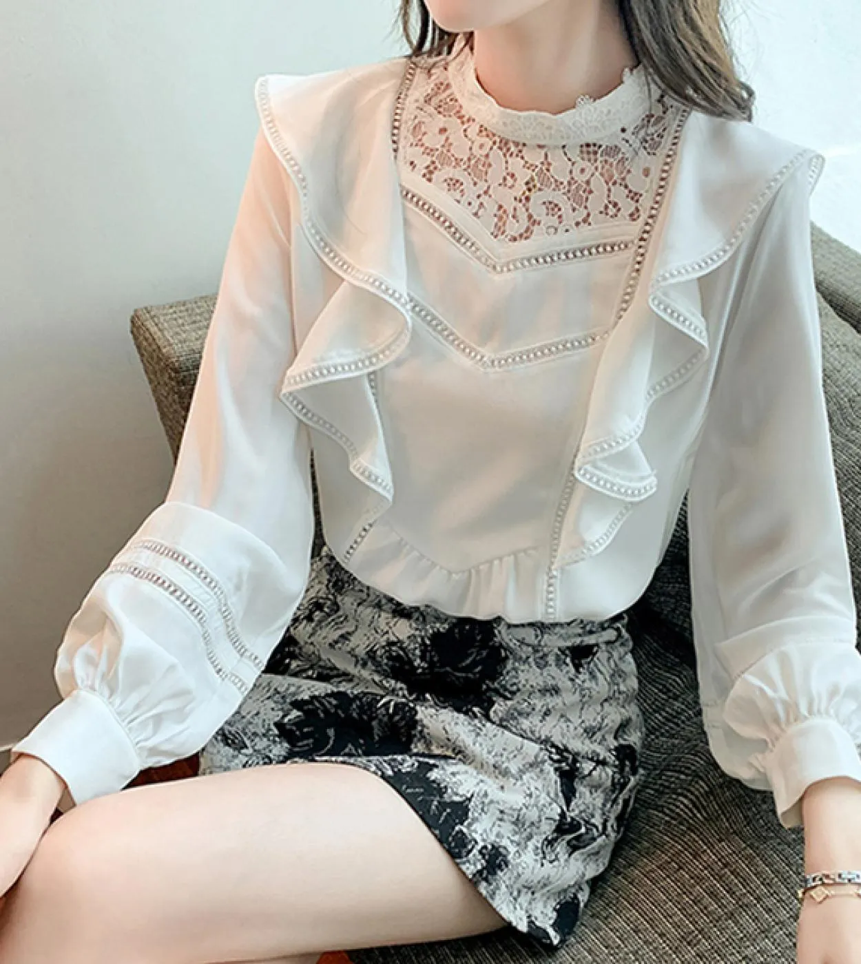 Fashionable Women's White Lantern Sleeve Korean Collared Chiffon Lace Blouse with Ruffle Autumn