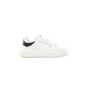 Smooth leather sneaker with logo.